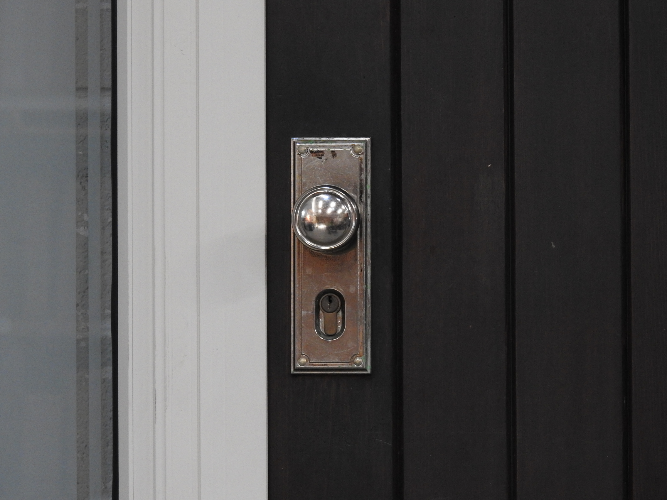 Off White Aluminium Frame With Cedar TG&V Door