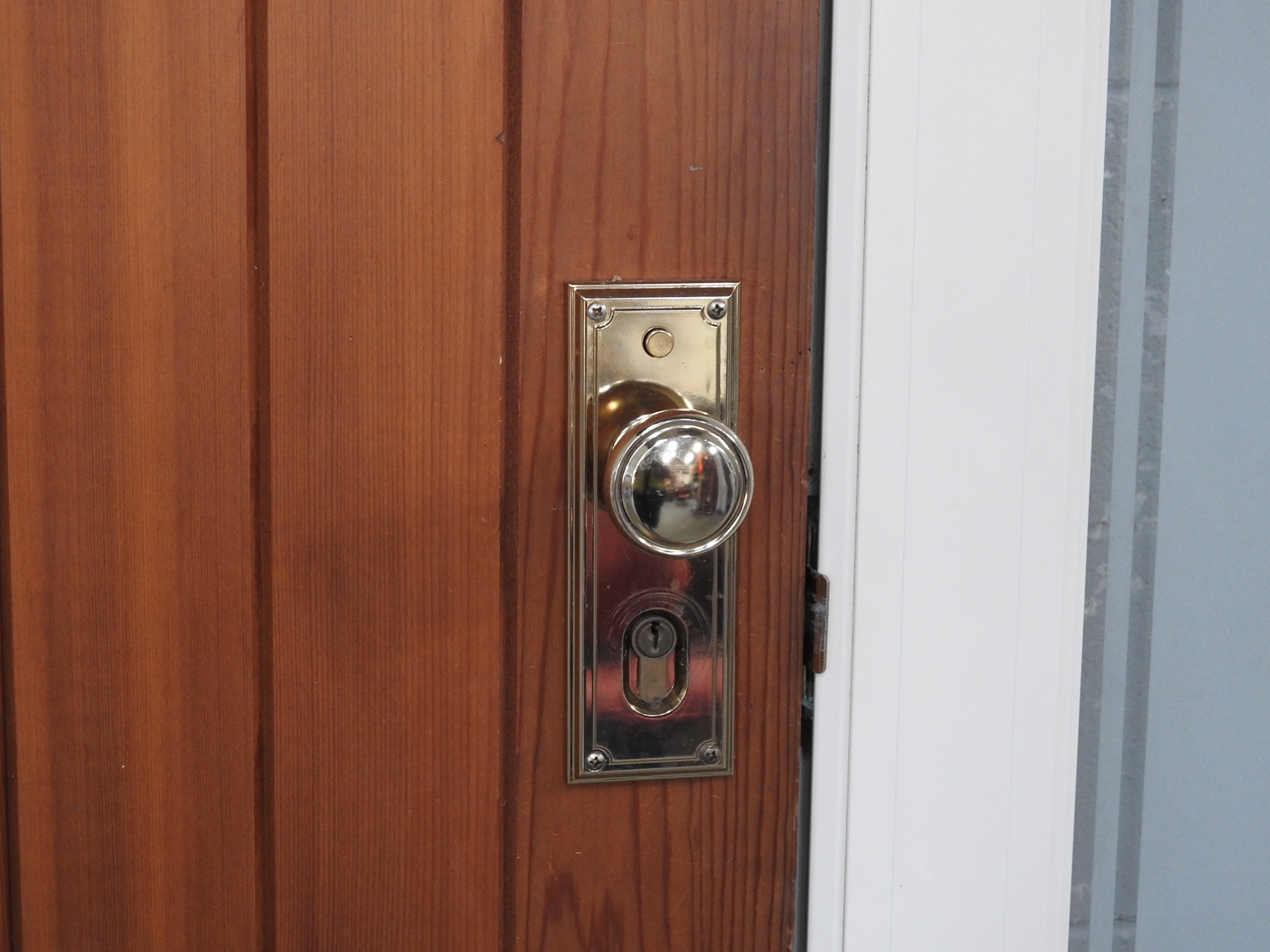 Off White Aluminium Frame With Cedar TG&V Door