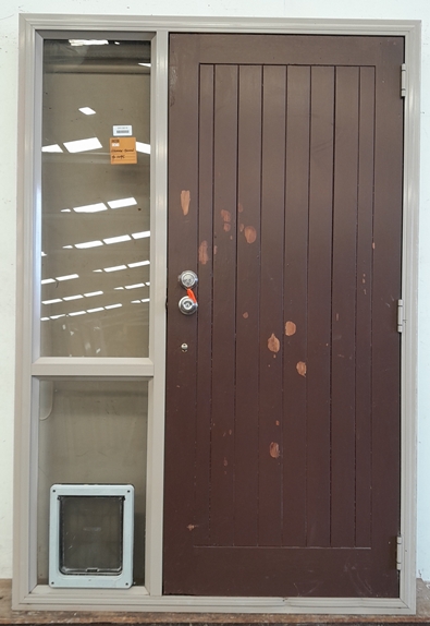 Bronco aluminium frame with Cedar door - Opens Out